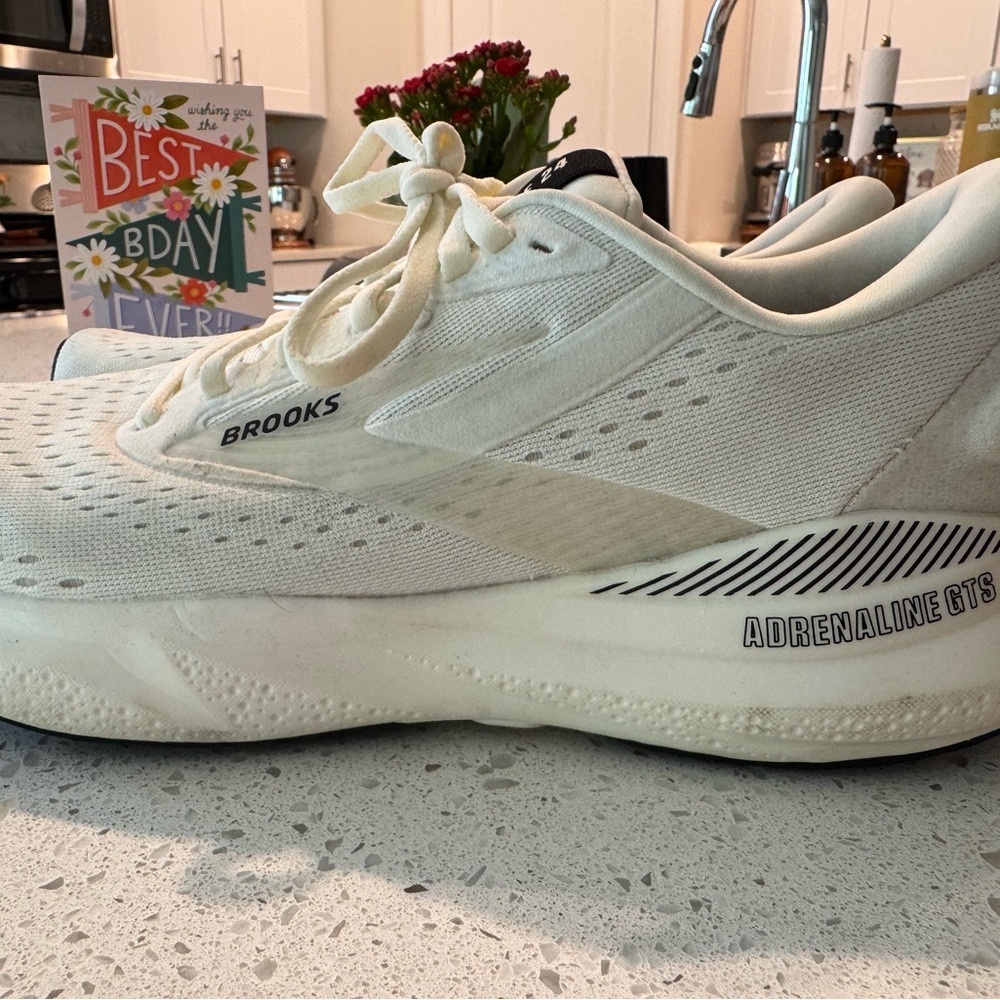 Brooks Adrenaline GTS 24 - Coconut/Black/White Sand